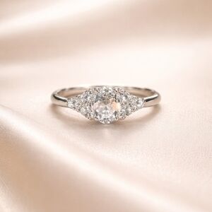 Dazzling Ladies Sterling Silver Topaz Size 8 Designer Ring